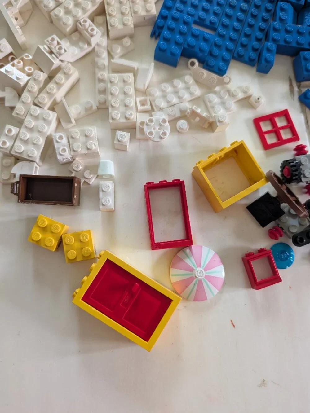 VTG 80s 90s LEGO Lot 600+ Pieces Minifig Parts Figure Bricks Plates Window Wheel
